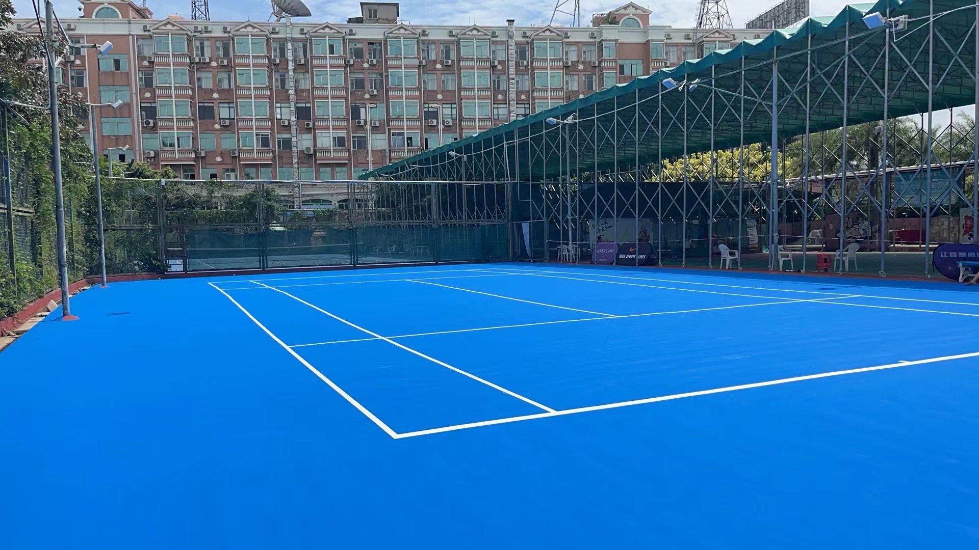Plus网球俱乐部 广州碧桂园校区网球场照片3。Plus网球俱乐部 广州碧桂园校区位于广东省广州市番禺区维也纳酒店入口左侧(南浦地铁站D口步行480米)，可在网球地图查看广州市网球场订场方式。提供室外场、硬地场、室内场等场地。场馆设施包括洗手间、饮…